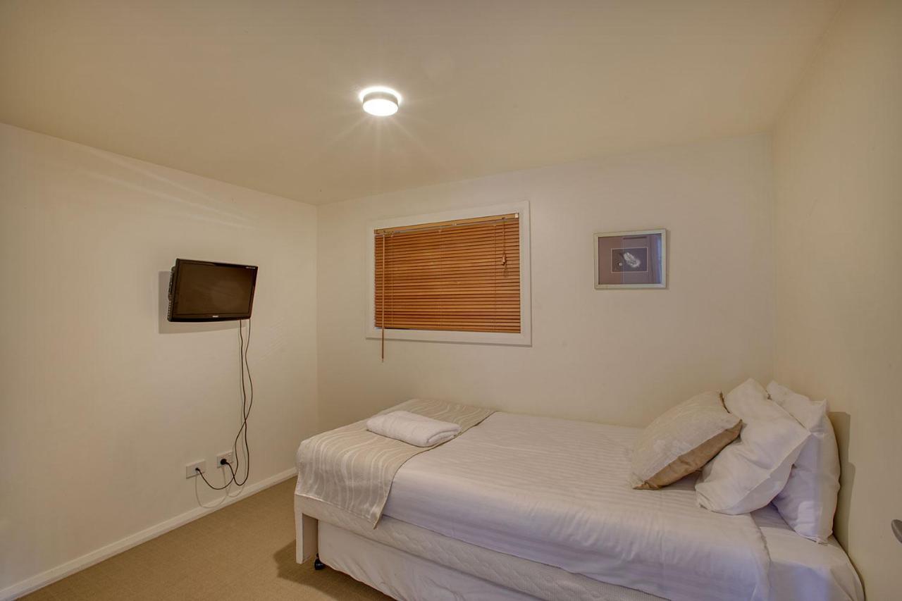 Quarterdeck Apartment Binalong Bay Exterior photo